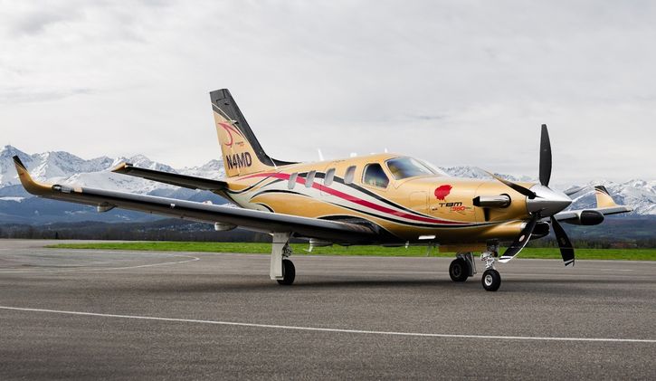 Le TBM 980 destiné au Dr Ian Fries au siège de Daher Aircraft à Tarbes, avant son vol de convoyage vers les États-Unis. On distingue sur le nez de l’appareil un œillet, motif distinctif symbolisant la relation du Dr Fries avec ses patients.